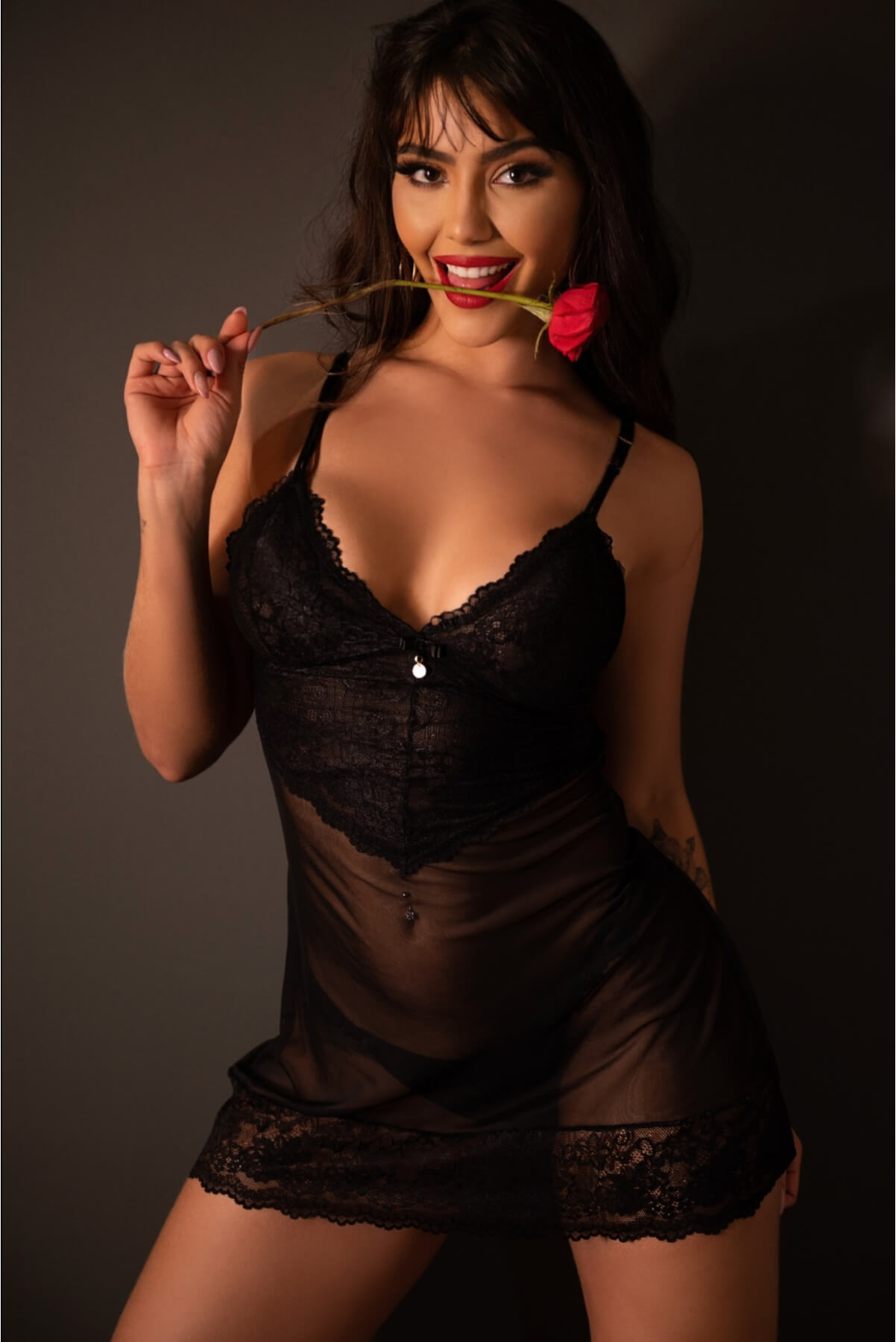 CAMISOLA SEM BOJO E SEM ARO, DE TULE, COM DETALHES EM RENDA